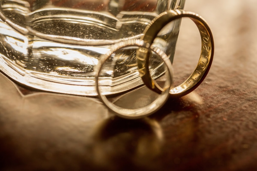 Ett vackert Fabergéägg med intrikata gulddetaljer och ädelstenar.