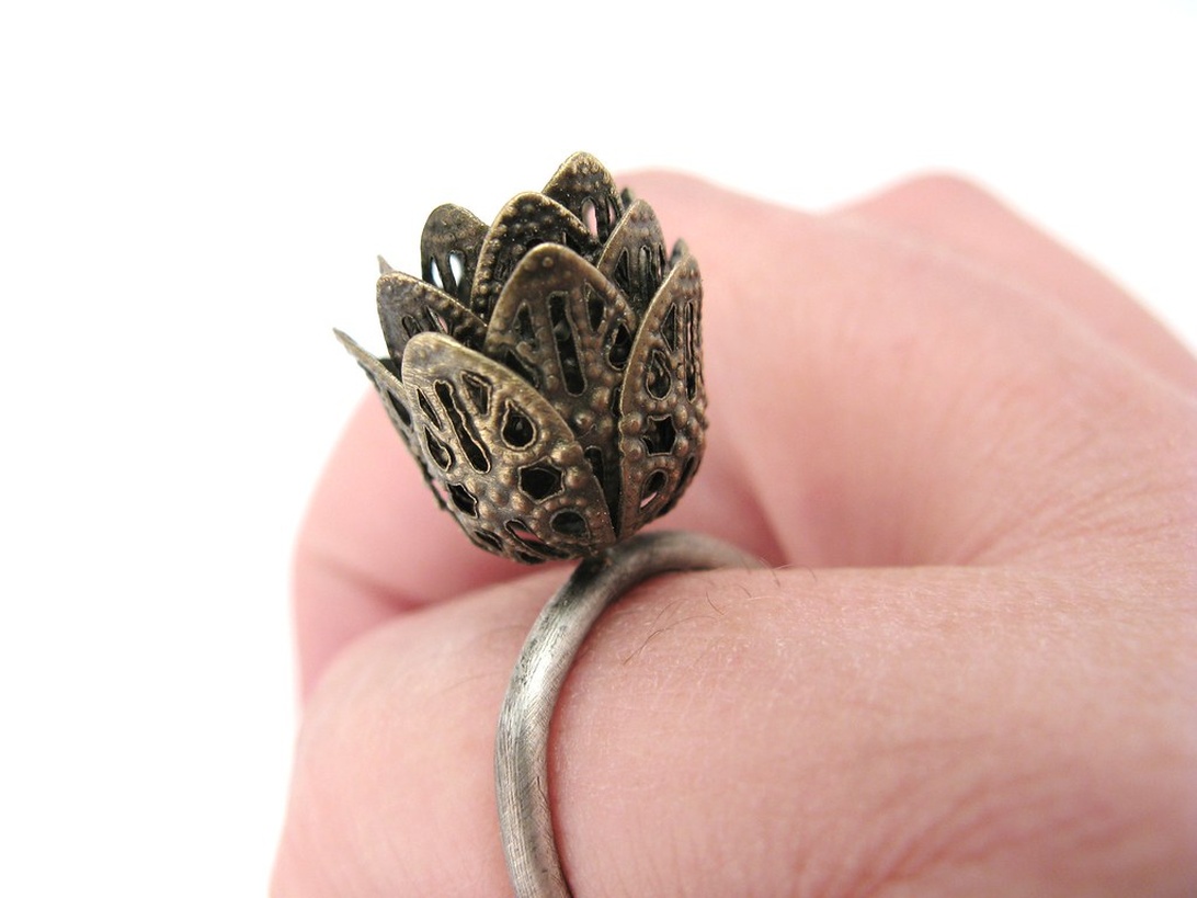 Ett modernt, minimalistiskt guldsmycke som hänger runt en hals.